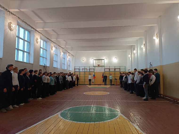 Традиционная торжественная линейка, посвященная вносу флага Российской Федерации и Донецкой Народной Республики.